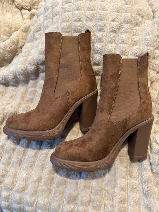 NINE WEST Women’s Brown Suede Platform Chelsea Boots - Picture 1 of 3